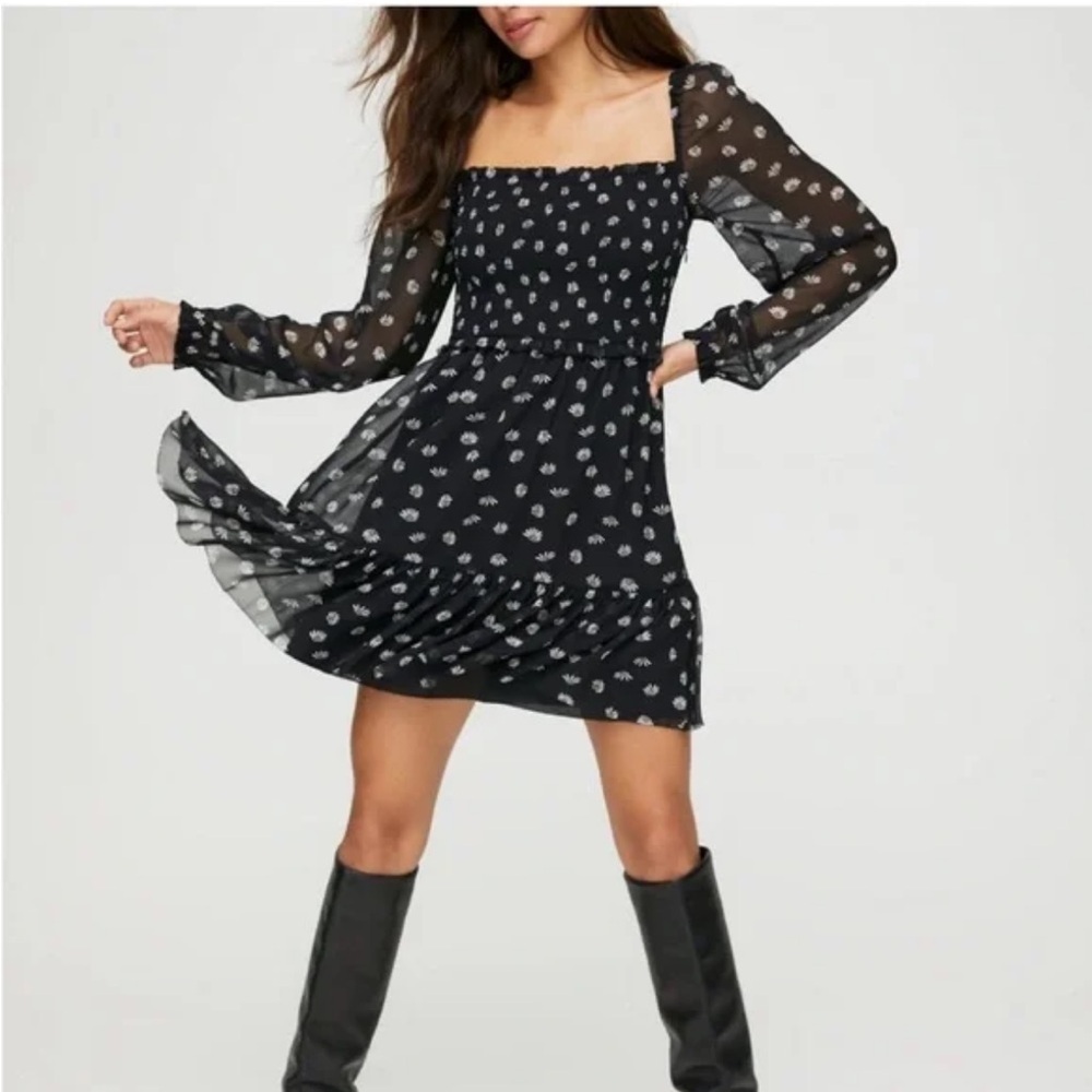 Aritzia Wilfred Emmylou smocked mini dress square neck back ruffle blk daisy Sm